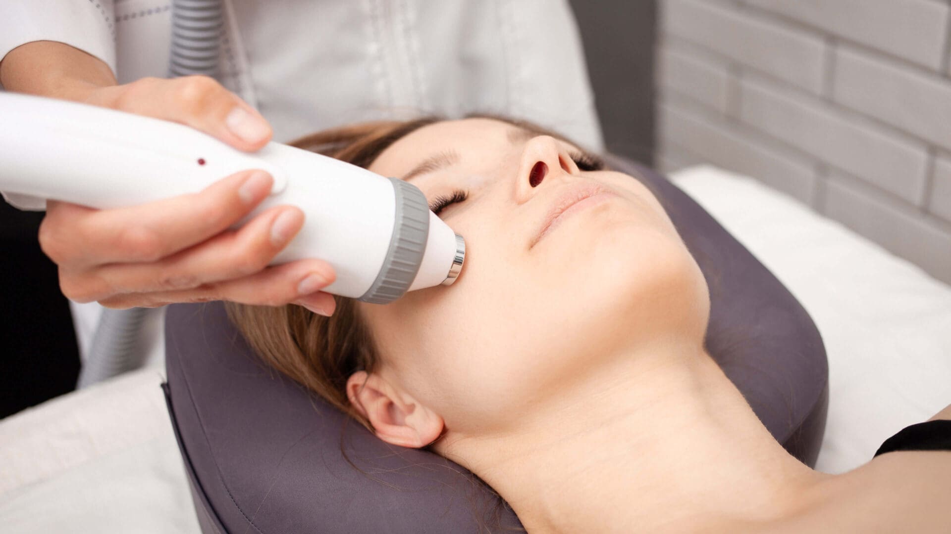 Facial treatment with handheld skin device.